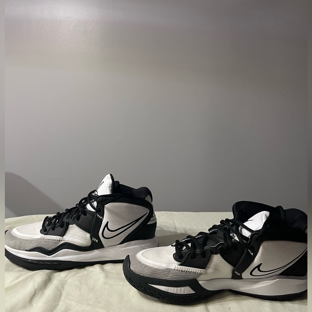 Nike Kyrie Infinity TB
Men’s 8.5
White/Black/White